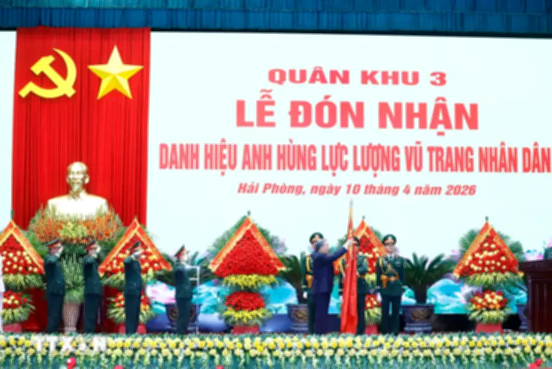 Tổng Bí thư, Chủ tịch nước To Lam dự lễ đón nhận danh hiệu Anh hùng LLVTND của Quân khu 3