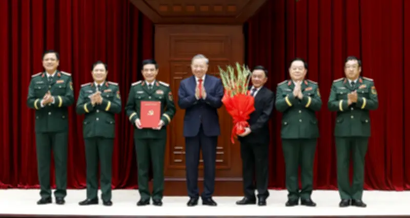 Tổng Bí thư, Chủ tịch nước trao Quyết định của Bộ Chính trị về công tác cán bộ