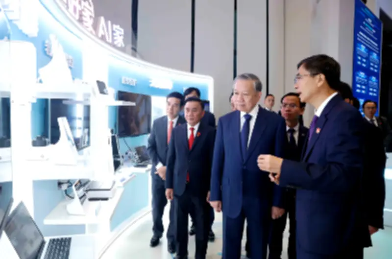 Tổng Bí thư Tô Lâm tham quan Trung tâm hợp tác AI Trung Quốc-ASEAN tại Quảng Tây