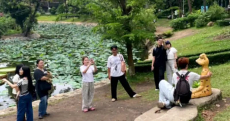 Tượng 'ếch ngồi thiền' tại Thảo Cầm Viên bất ngờ viral, giới trẻ xếp hàng dài check-in