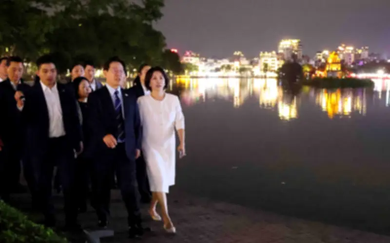 Tổng thống Hàn Quốc dạo phố Hà Nội, thưởng thức kem Thủy Tạ