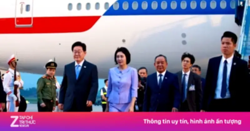 Tổng thống Hàn Quốc Lee Jae Myung cùng Phu nhân chính thức đến Hà Nội, bắt đầu chuyến thăm cấp Nhà nước