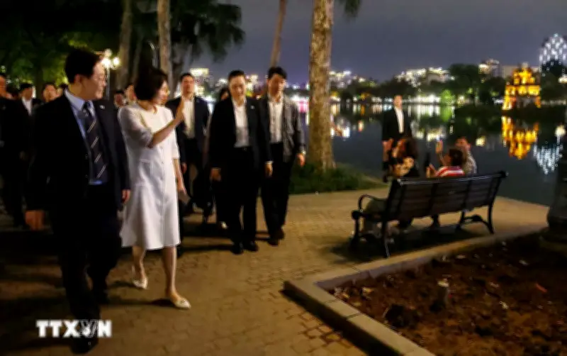 Tổng thống Hàn Quốc và phu nhân dạo quanh Hồ Hoàn Kiếm