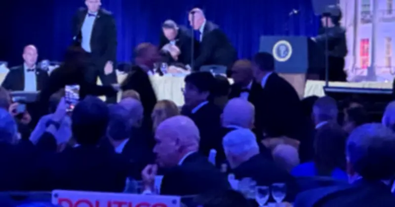 Tổng thống Trump được đưa khỏi sân khấu khẩn cấp vì tiếng súng