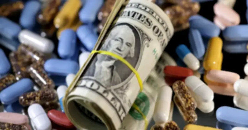 Tổng thống Trump áp thuế 100% lên dược phẩm biệt dược nhập khẩu vào Mỹ