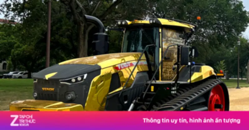 Tổng thống Trump thích thú trước máy kéo dát vàng tại Nhà Trắng