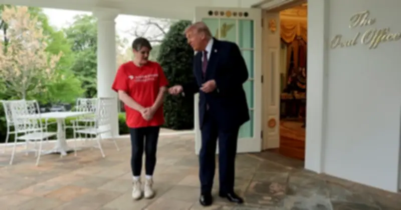 Tổng thống Trump tặng 100 USD cho 'Bà Nội Giao Đồ Ăn' trong màn dàn dựng tại Nhà Trắng