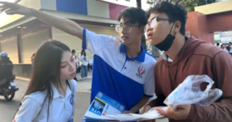 Tình nguyện viên TP.HCM hết lòng hỗ trợ thí sinh vượt qua kỳ thi đánh giá năng lực