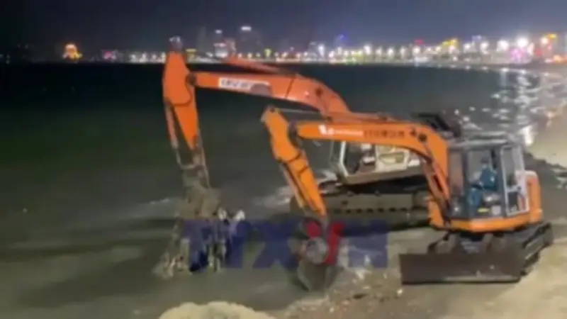 Toàn cảnh cuộc trục vớt thành công chiếc xe tăng bị chôn vùi ở bãi biển Quy Nhơn