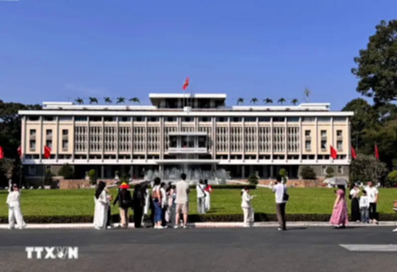 TP Hồ Chí Minh nắng đẹp, người dân đổ về trung tâm các điểm tham quan dịp lễ