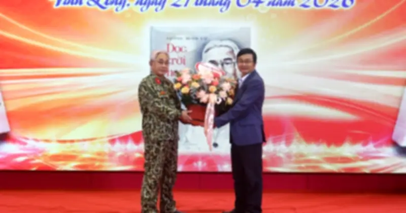 Tập thơ 'Dọc trời hoa lửa' của nhà thơ Lương Minh Cừ được giới văn nghệ đánh giá cao