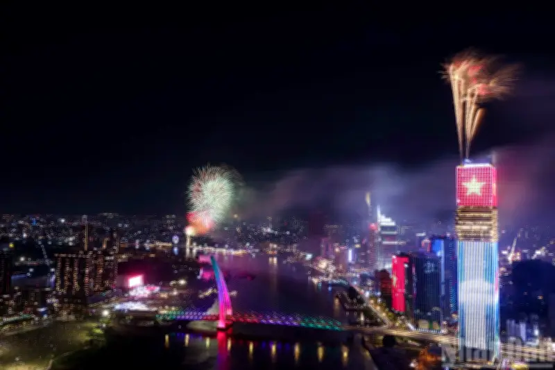 TP.HCM bắn pháo hoa rực rỡ mừng 30/4 tại 8 điểm