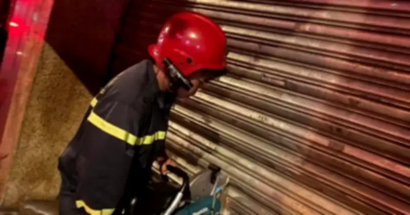 TPHCM: Cháy nhà kết hợp kinh doanh ở Quận 5, hai người mắc kẹt được giải cứu an toàn