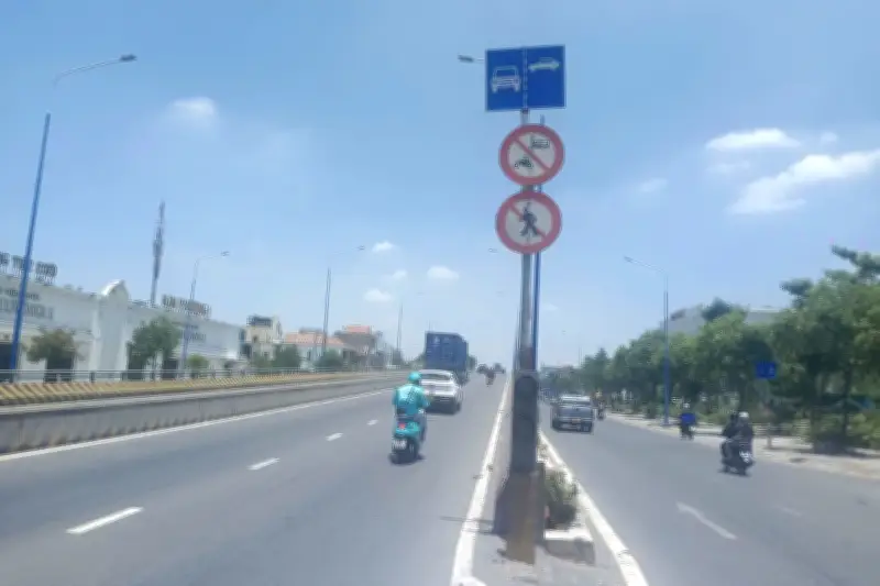 TPHCM cấm xe máy lên cầu vượt tại ngã tư 550, tăng cường an toàn giao thông