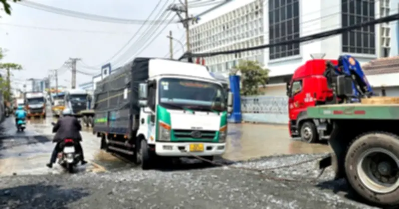 TP.HCM cấp vốn sửa chữa khẩn cấp hai tuyến đường huyết mạch vào cảng Tân Thuận