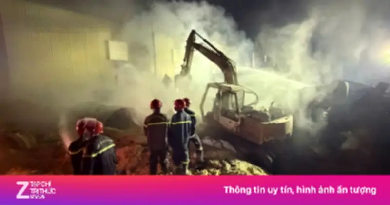 TP.HCM: Máy nghiền dăm bào phát nổ gây cháy lớn, 3 công nhân bị thương