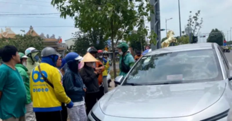 TP.HCM: Nam tài xế tử vong bất thường trong ô tô trên đường Phạm Văn Đồng