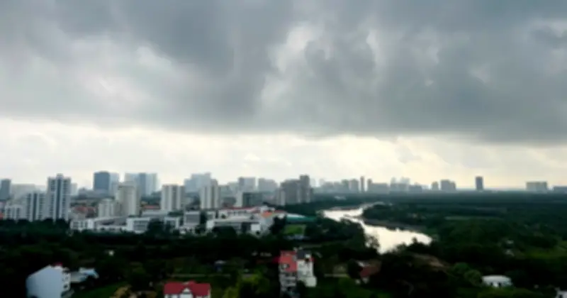 TP.HCM oi bức sáng sớm, mây giông phát triển, dự báo mưa trái mùa từ ngày mai
