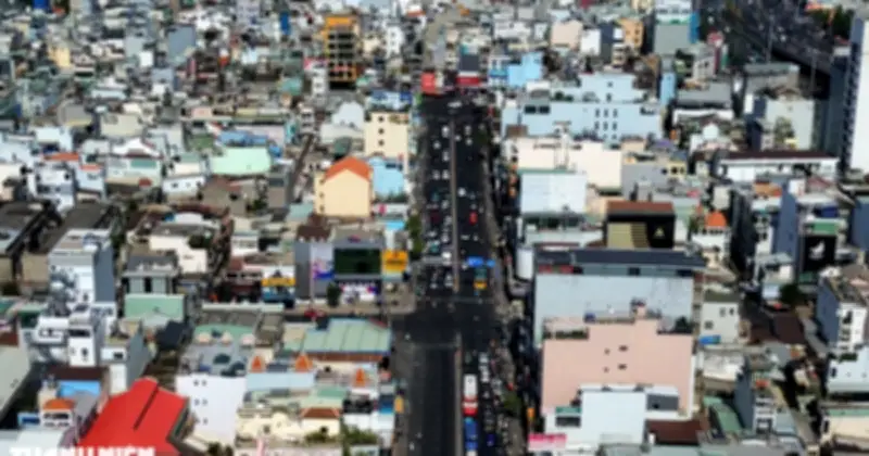 TP.HCM oi bức với nắng nóng đỉnh điểm, người dân chật vật di chuyển giữa trời 38 độ C