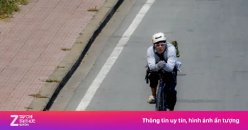 TP.HCM oằn mình trong nắng nóng 38°C: Người lao động 'vật lộn' giữa trưa