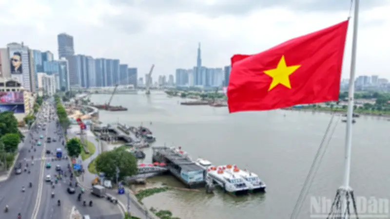 TP.HCM rực rỡ cờ hoa chào mừng 51 năm Ngày Giải phóng miền Nam