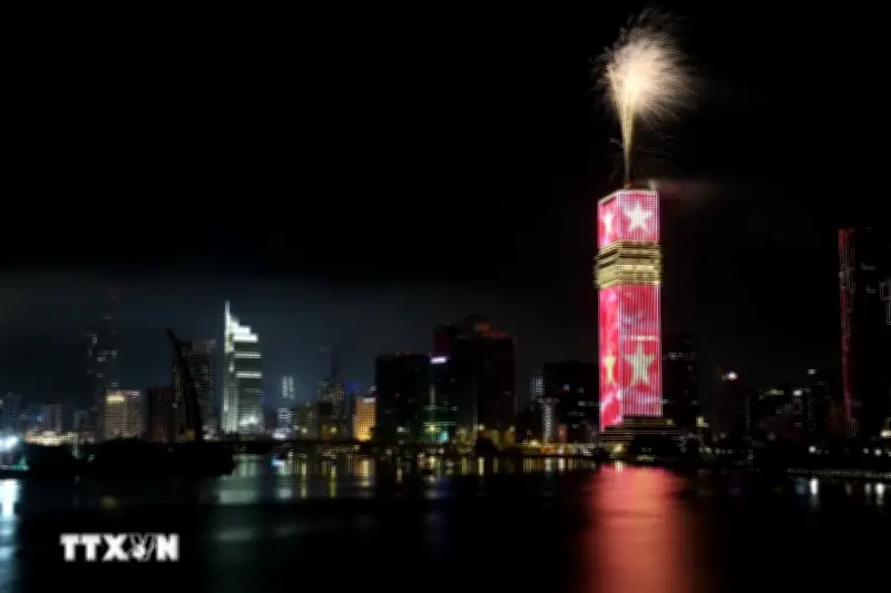 TP.HCM rực rỡ pháo hoa mừng 51 năm thống nhất đất nước