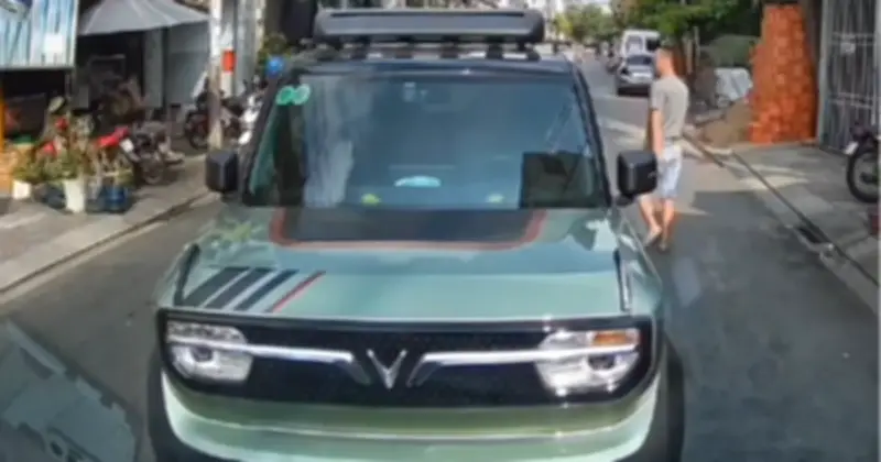 TP.HCM: Tài xế ô tô đỗ xe ngược chiều bị phạt 700.000 đồng