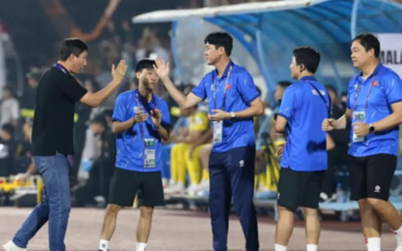 Trợ lý HLV Lee Jung-soo chia tay bóng đá Việt Nam, HLV Kim Sang-sik đối mặt áp lực lớn