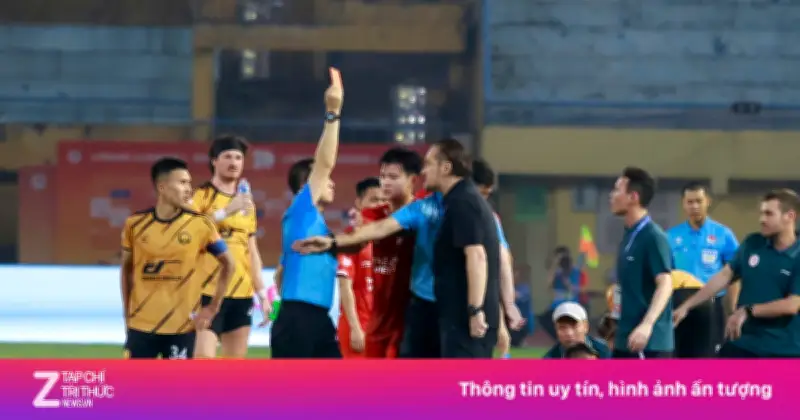 Trợ lý Nguyễn Văn Biển bức xúc trước thẻ đỏ vô lý của HLV Popov ở V.League
