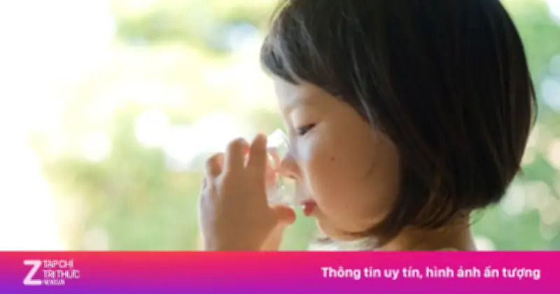 Trẻ mắc tay chân miệng: Khi nào cần bù nước bằng oresol?