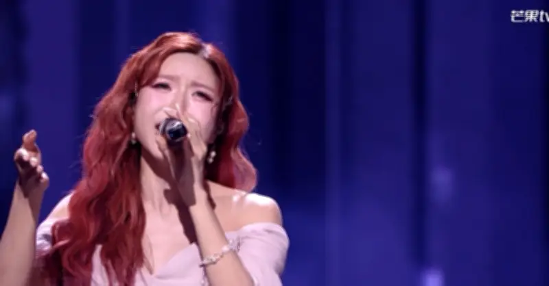 Trang Pháp được khen hát tiếng Trung tốt, ôm đồng đội khóc nức nở ở Đập Gió