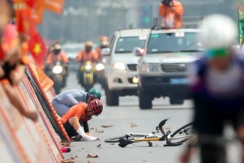 Tranh cãi dậy sóng: VĐV đua xe đạp bị đối thủ chơi xấu, gây chấn thương ở vạch đích