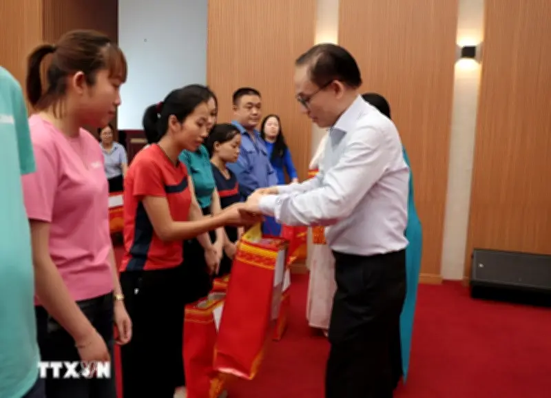 Trao hơn 200 suất quà tại Phú Thọ, lan toả tinh thần uống nước nhớ nguồn