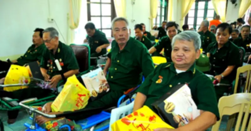 Trao quà tri ân người có công trước ngày 28/4