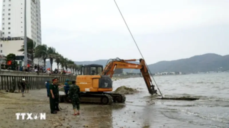 Trục vớt vật thể giống xác xe tăng nổi lên ở biển Quy Nhơn