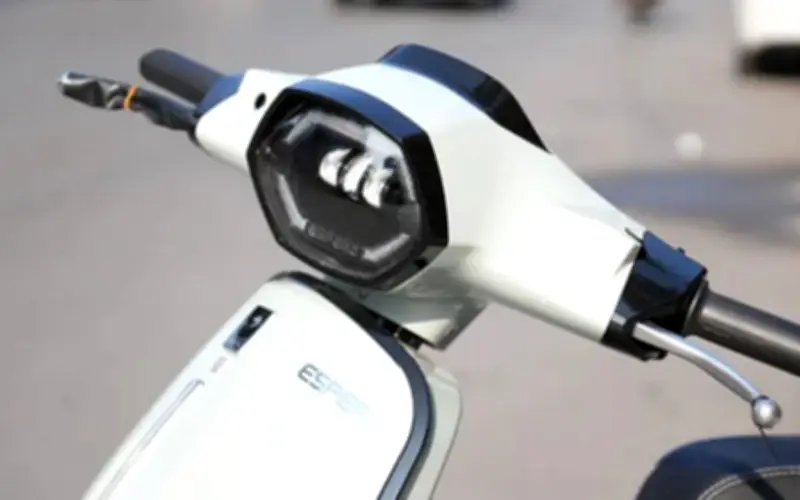 Trải Nghiệm Xe Máy Điện Giá 189 Triệu: Thiết Kế Thanh Lịch, Đi 80km/Lần Sạc