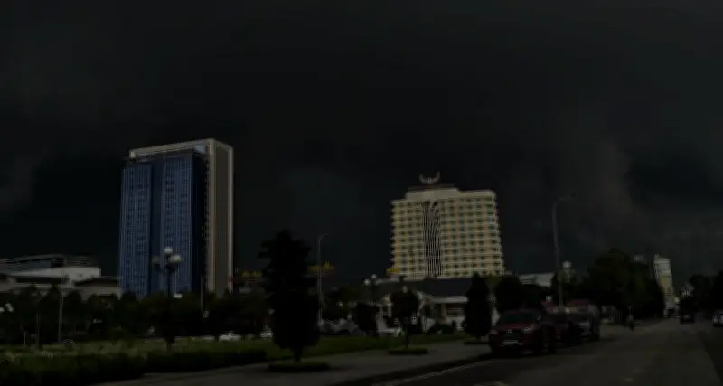 Trời tối sầm giữa buổi sáng, ô tô phải bật đèn pha tại Hà Nội