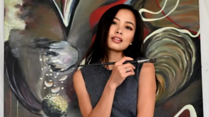 Triển lãm 'Cội nguồn' của Van Guillemin: Hành trình hội họa từ ký ức đến chữa lành