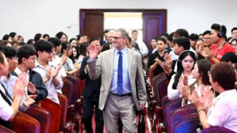 Triển lãm ảnh lịch sử và trao Huân chương Pháp tại Đại học Khoa học Xã hội và Nhân văn