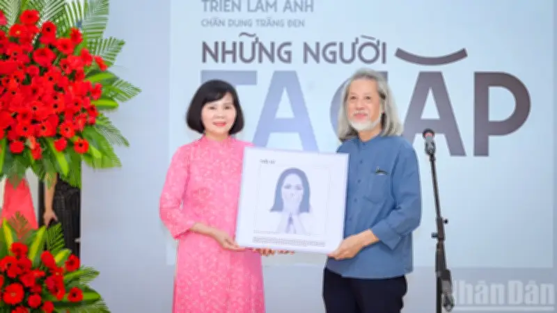 Triển lãm ảnh 'Những người ta gặp' của Vũ Anh Tuấn: Ghi lại chân dung đời sống qua ống kính