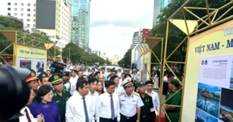 Triển lãm ảnh Việt Nam - Một dải non sông và TP.HCM vang mãi khúc khải hoàn khai mạc tại phố đi bộ Nguyễn Huệ