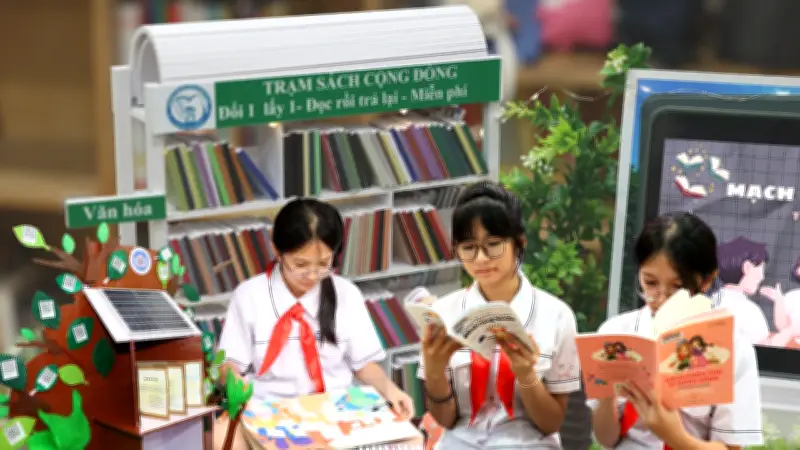 Triển lãm 'Từ trang sách đến không gian số' khai mạc, thu hút học sinh và phụ huynh