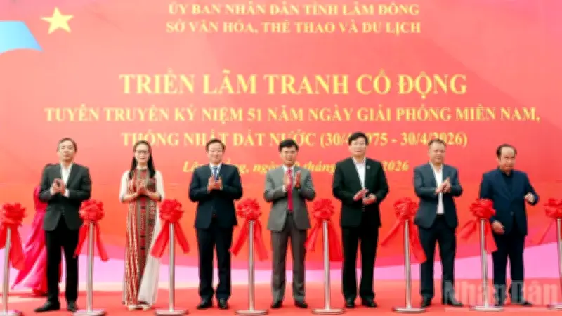 Triển lãm tranh cổ động kỷ niệm 51 năm thống nhất đất nước tại Đà Lạt