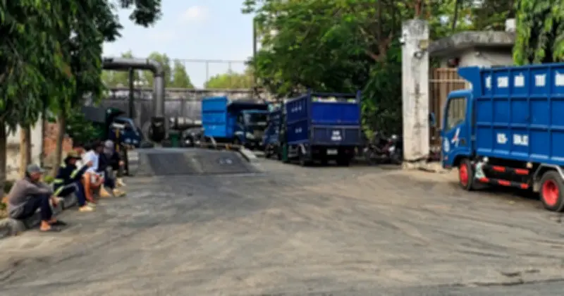 Trạm Ép Rác Bình Chánh Ùn Ứ, Người Thu Gom 'Ăn Chực Nằm Chờ' Thâu Đêm