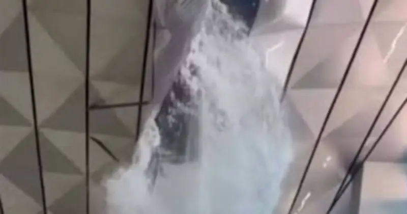 Trần sân bay Soekarno-Hatta sập do mưa lớn, hành khách hoảng loạn