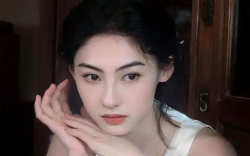 Trương Bá Chi Gây Sốt Với Bộ Ảnh Mộc Mạc, Tự Tin Khoe Vẻ Đẹp Chân Thật Ở Tuổi 46