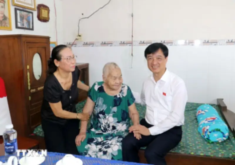 Trưởng Ban Tổ chức Trung ương thăm, tặng quà tại thành phố Cần Thơ