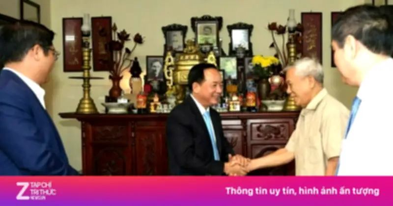 Trưởng Ban Tuyên giáo và Dân vận TƯ thăm, tặng quà gia đình chính sách tại Huế