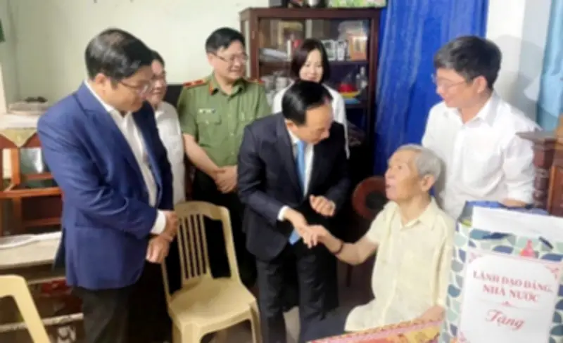 Trưởng Ban Tuyên giáo và Dân vận Trung ương thăm, tặng quà gia đình chính sách tại Huế