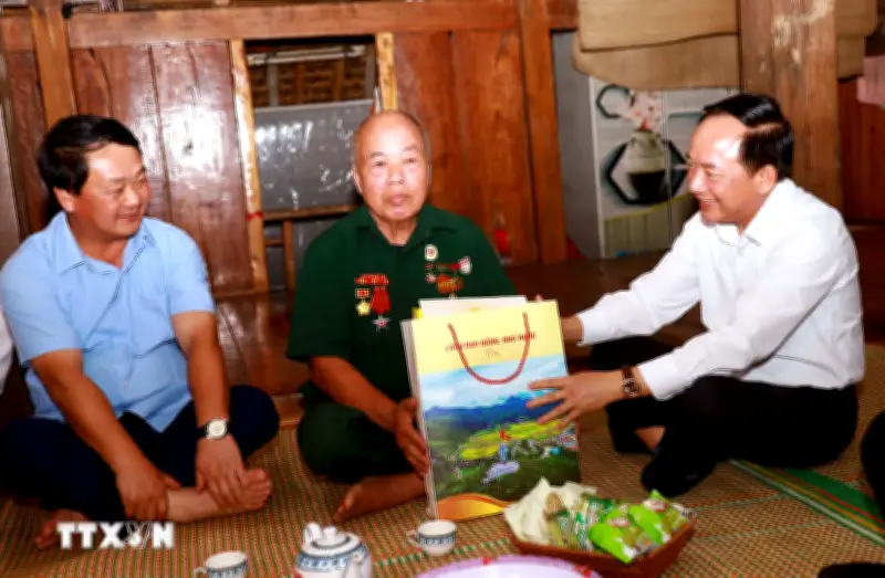 Trưởng Ban Tuyên giáo và Dân vận TW tri ân các gia đình chính sách tại Tuyên Quang